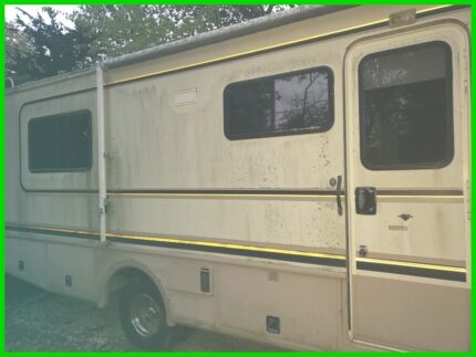 1997 Fleetwood Bounder 28T Newer Hot Water Tank, Awning, Good Brakes