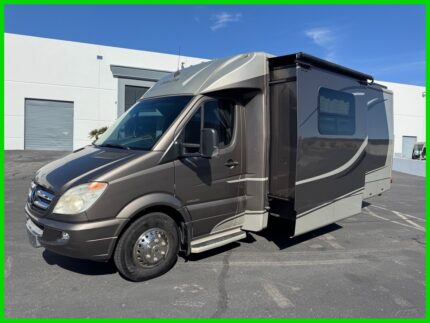 2013 Leisure Travel Unity U24MB